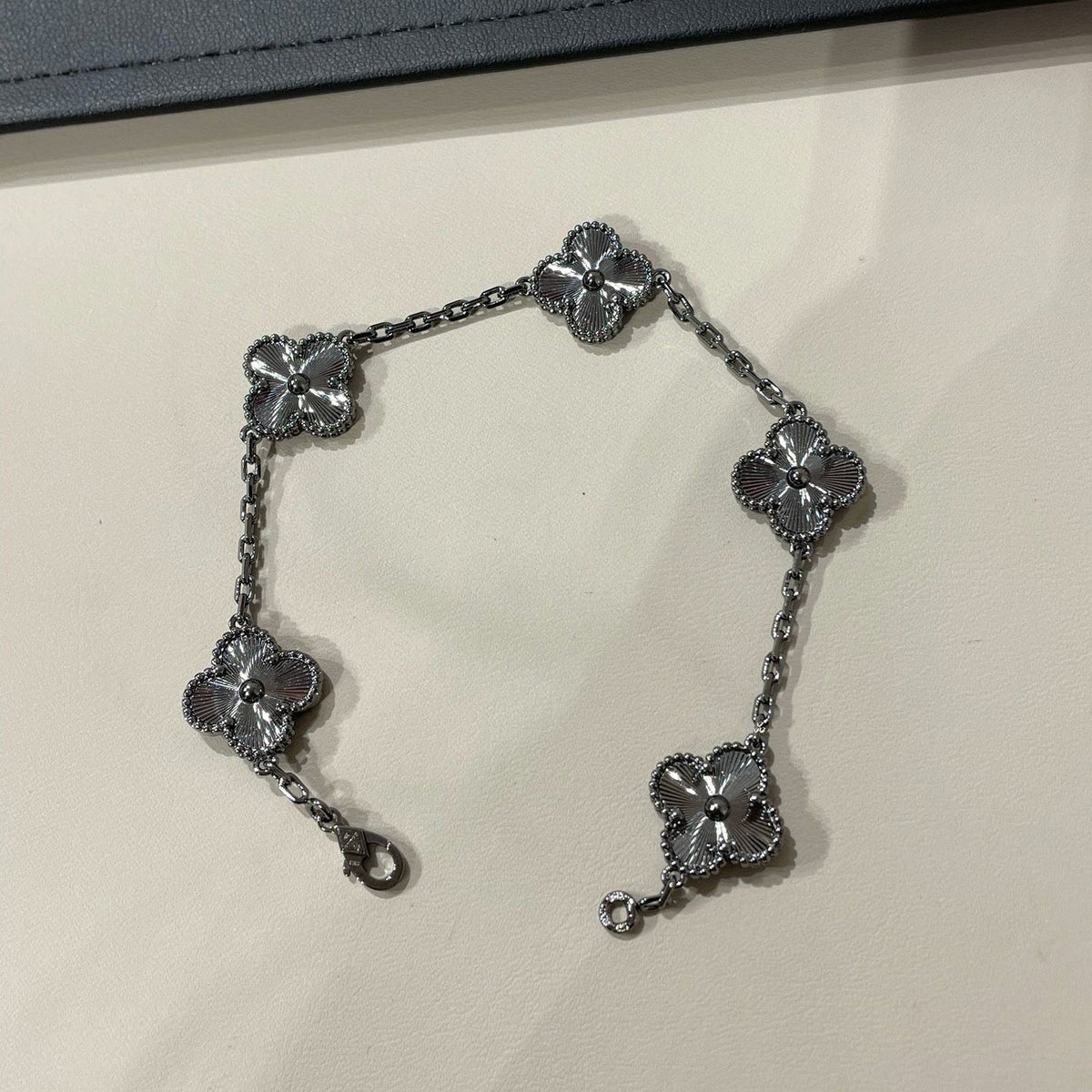[Twinkle jewelry]New CLOVER 5 MOTIF BLACK BRACELET