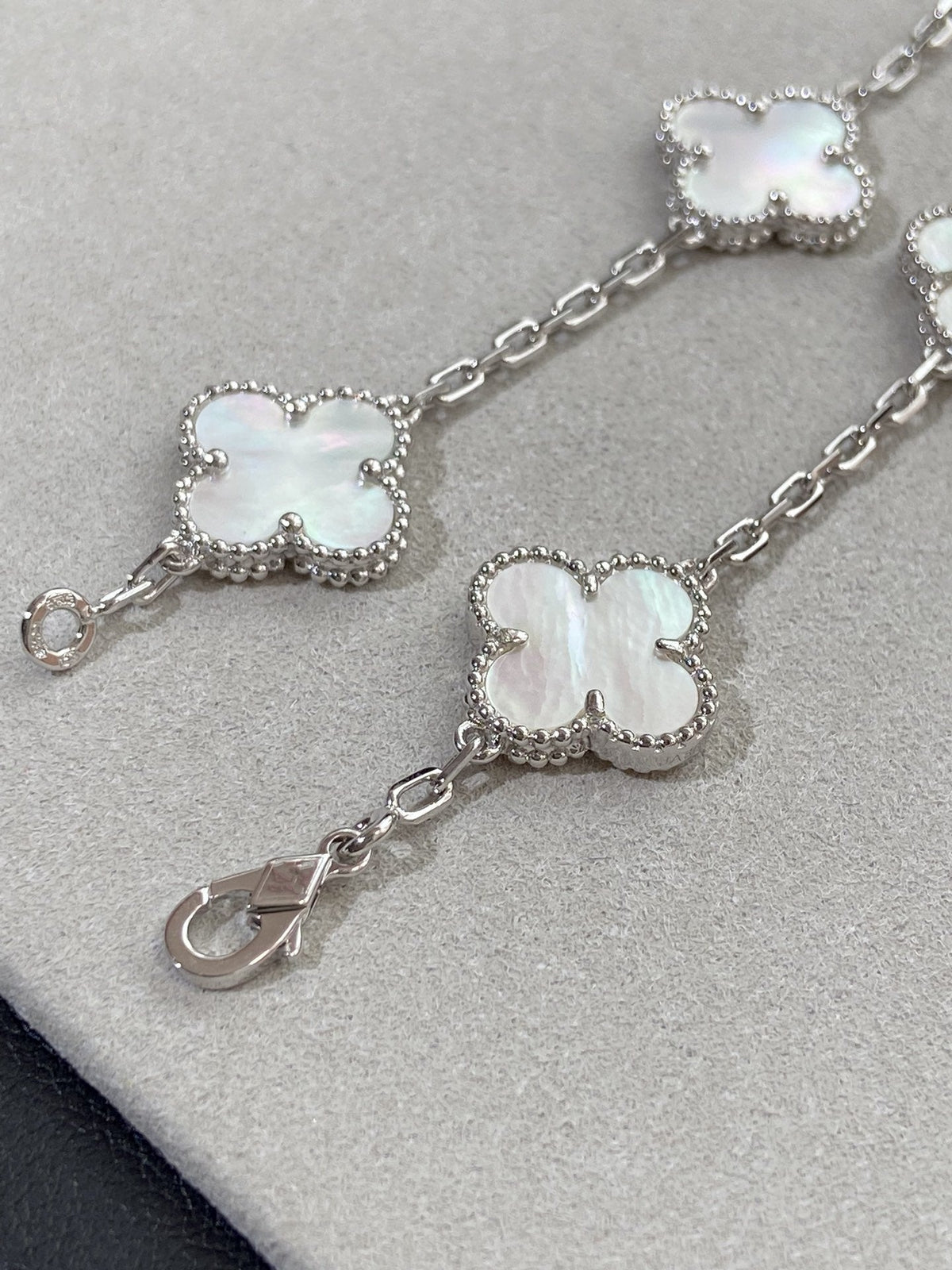 [Twinkle jewelry]New CLOVER WHITE PEARL MOP 5 MOTIF BRACELET COLLECTION