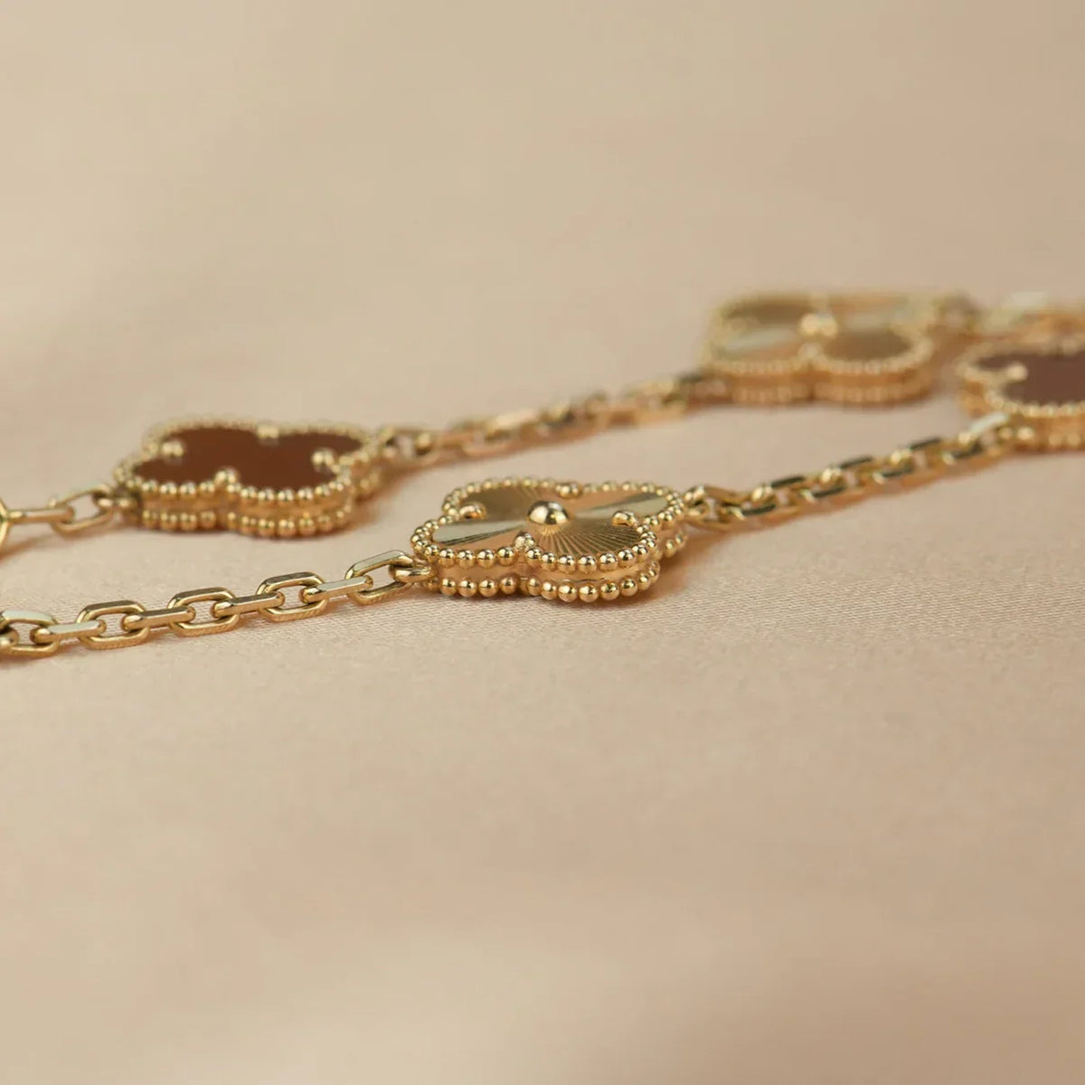 [Twinkle jewelry]New  CLOVER 5 MOTIF RED CORNELIAN BRACELET COLLECTION